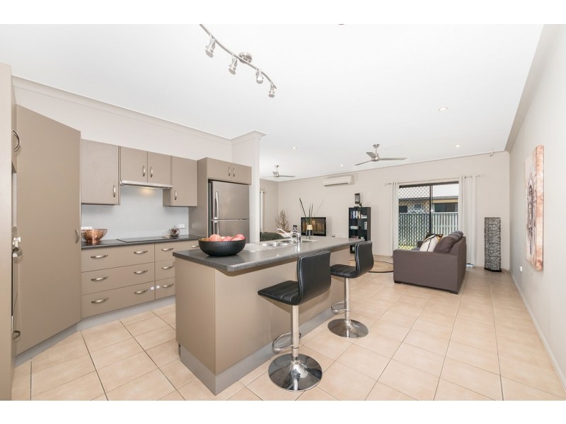 8 Bluff Street, Bushland Beach QLD 4818