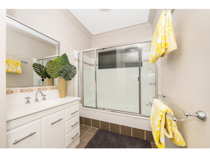 8 Bluff Street, Bushland Beach QLD 4818