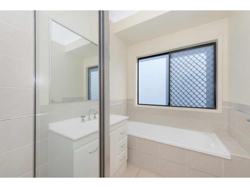 27 Hillock Crescent, Bushland Beach QLD 4818