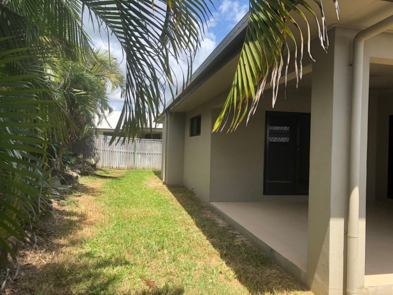 27 Hillock Crescent, Bushland Beach QLD 4818