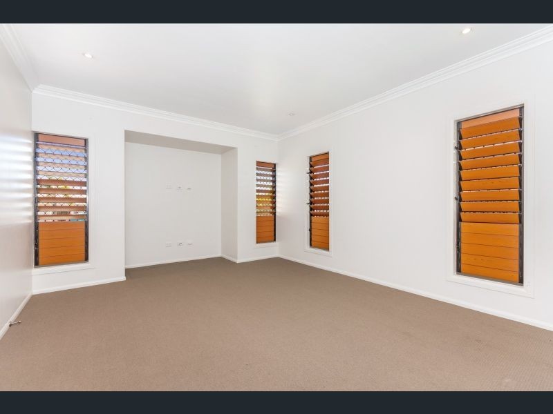 33 Hillock Crescent, Bushland Beach QLD 4818