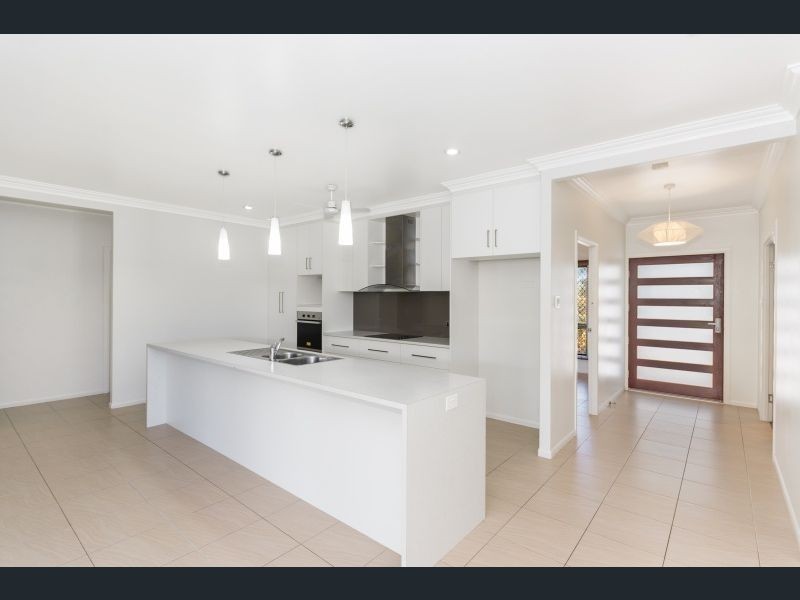 33 Hillock Crescent, Bushland Beach QLD 4818