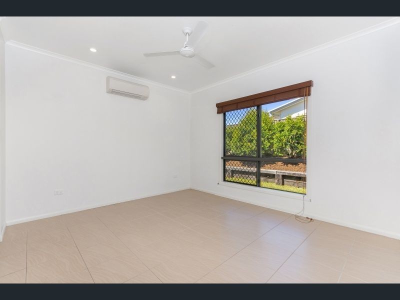 33 Hillock Crescent, Bushland Beach QLD 4818