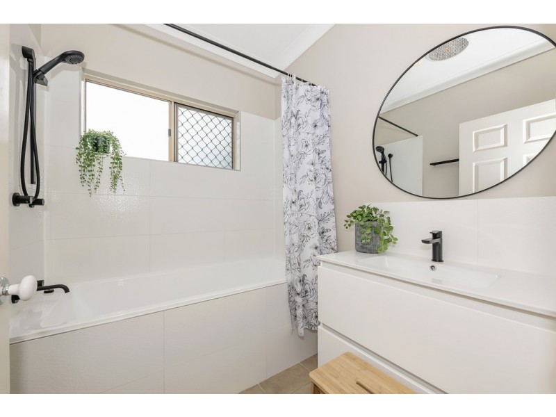 2 Donostia Crescent, Bushland Beach QLD 4818