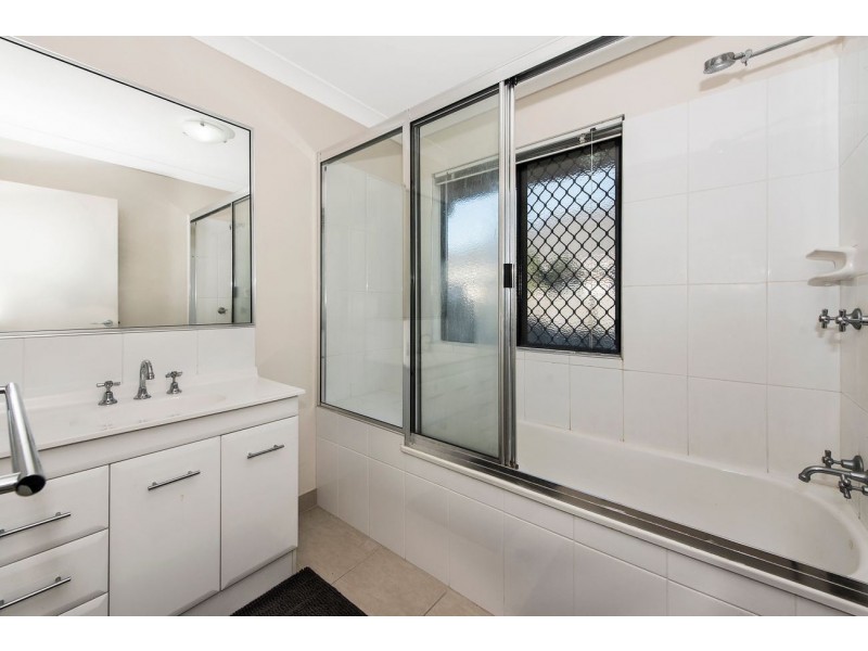 7 Hillock Crescent, Bushland Beach QLD 4818