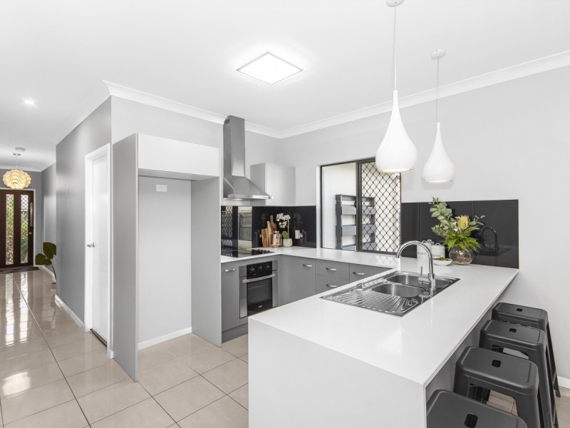 11 Sunburst Street, Mount Low QLD 4818