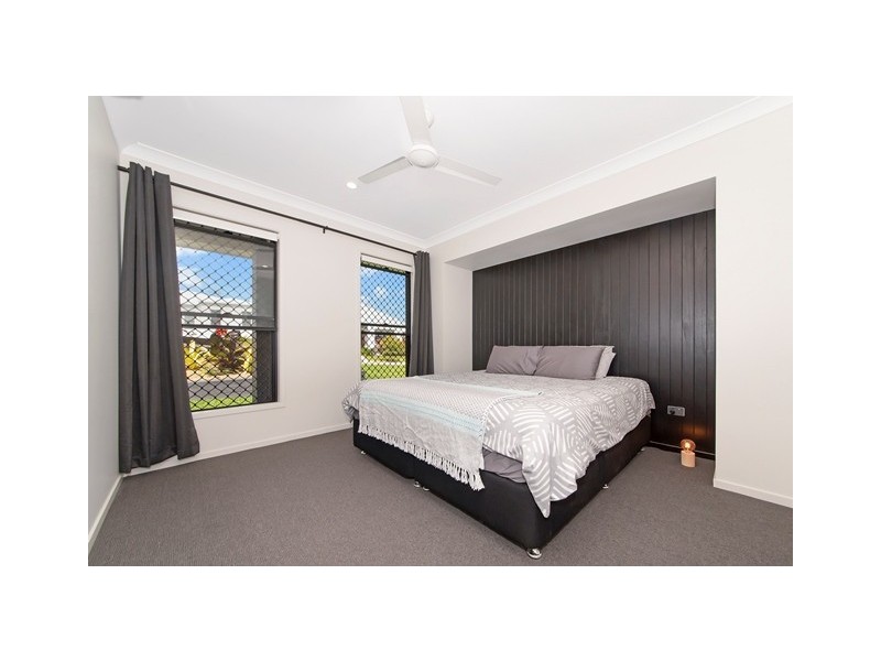 8 Holbourne Street, Bushland Beach QLD 4818