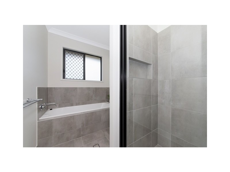 8 Holbourne Street, Bushland Beach QLD 4818