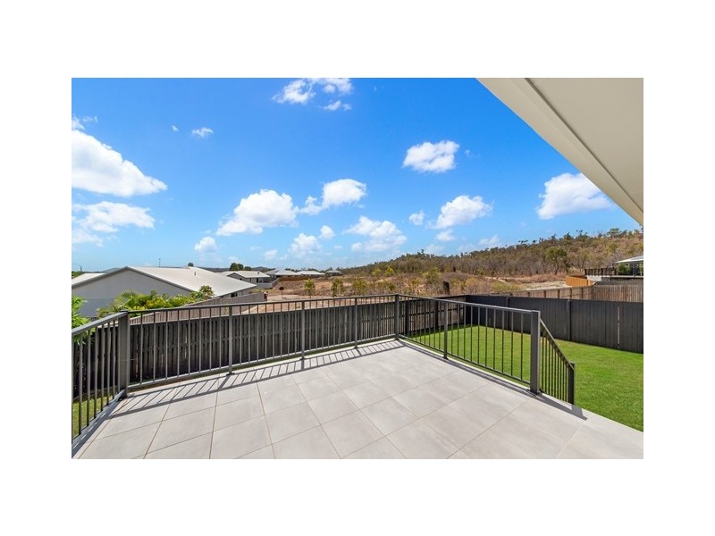 8 Holbourne Street, Bushland Beach QLD 4818