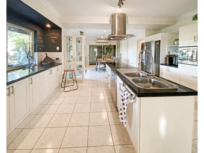 23 Manuka Court, Bushland Beach QLD 4818