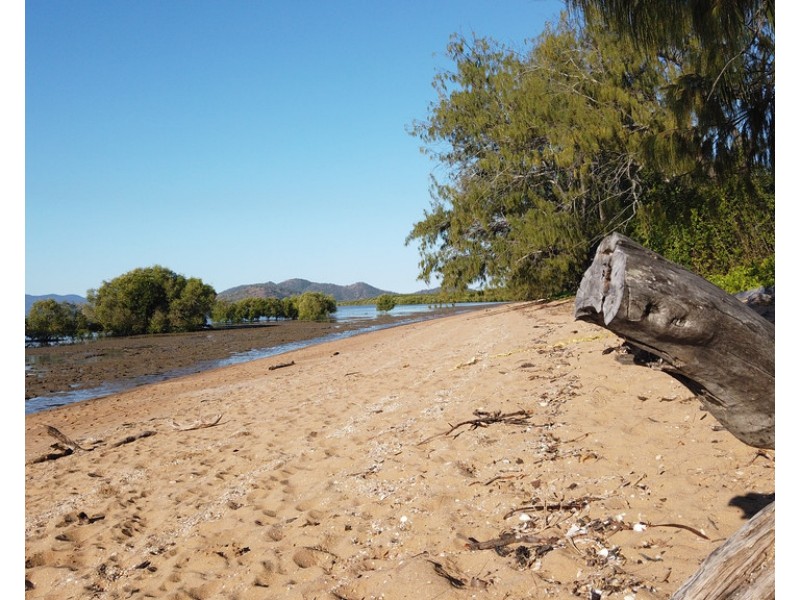 2 Pacific Avenue, Bushland Beach QLD 4818