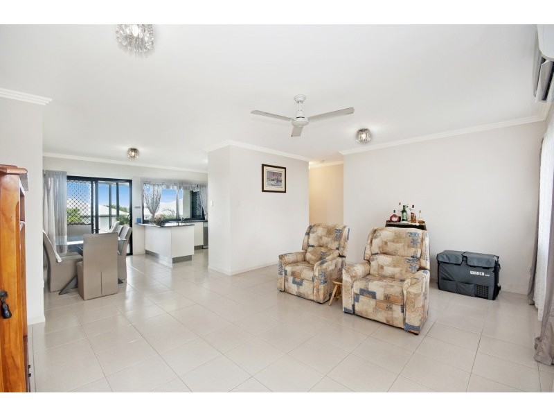 8 Deedes Crescent, Bushland Beach QLD 4818