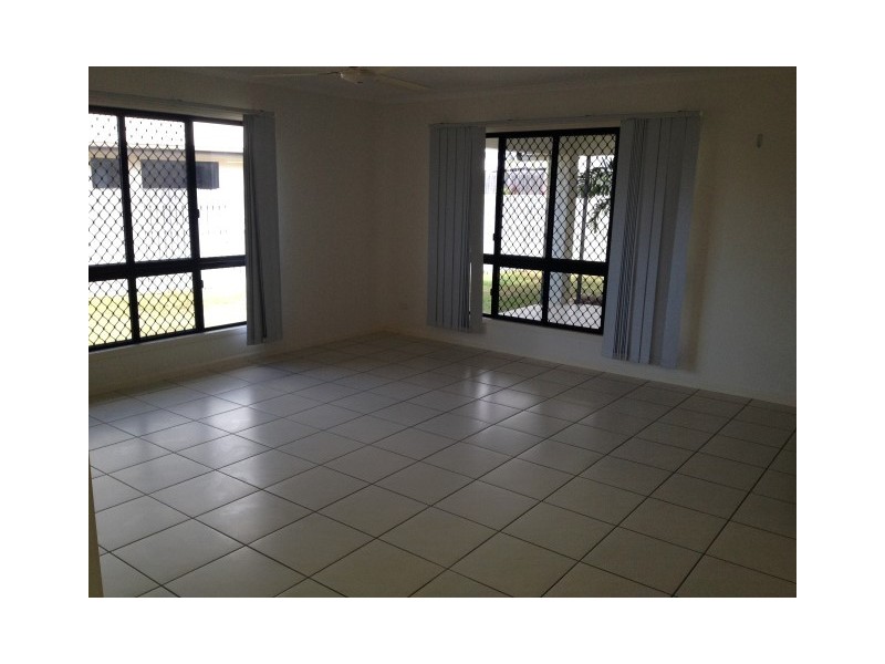 4 Daintree Drive, Bushland Beach QLD 4818