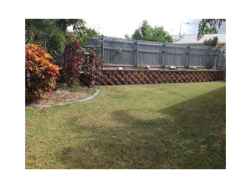 4 Daintree Drive, Bushland Beach QLD 4818