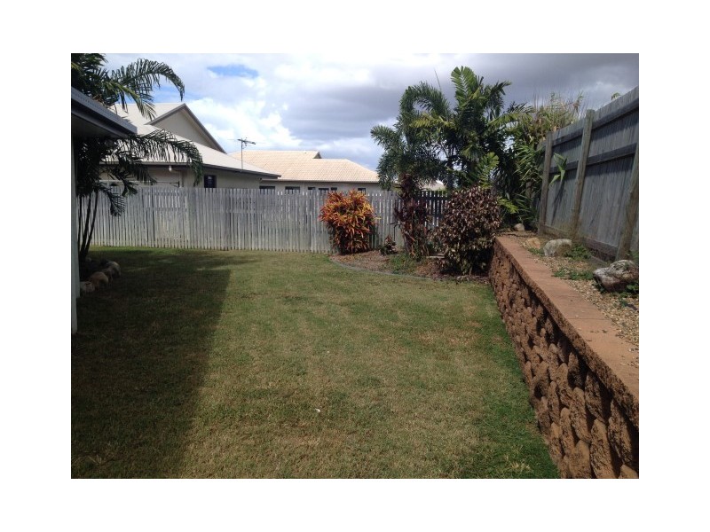 4 Daintree Drive, Bushland Beach QLD 4818