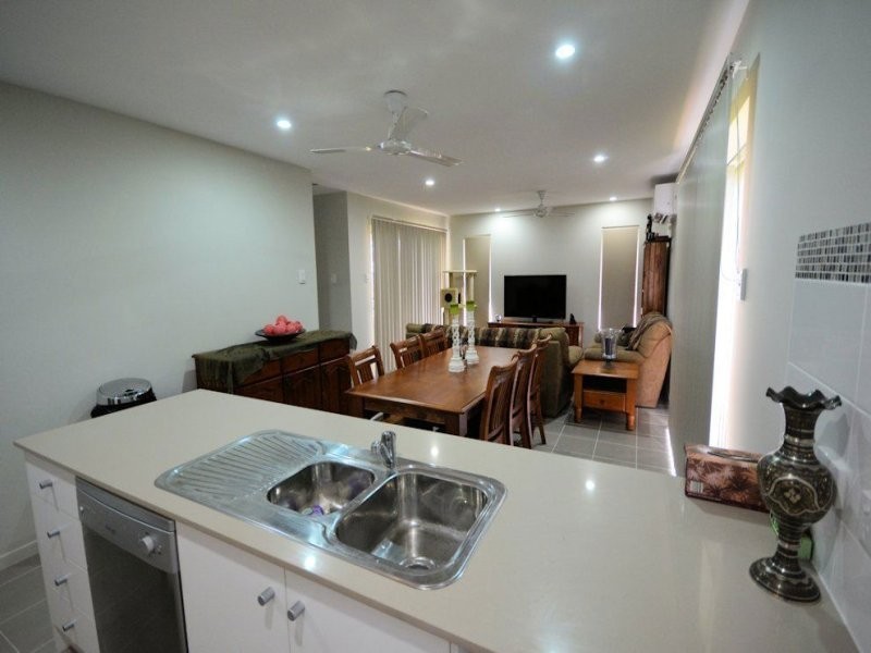 43 Hillock Crescent, Bushland Beach QLD 4818