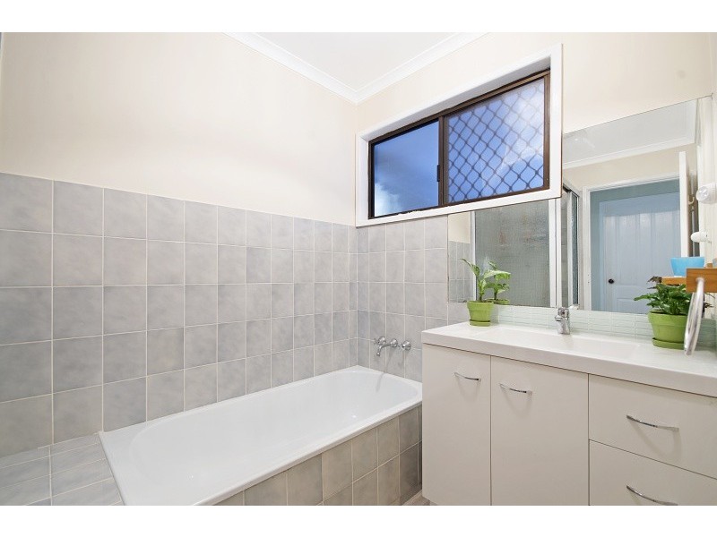 4 Gum Court, Bushland Beach QLD 4818