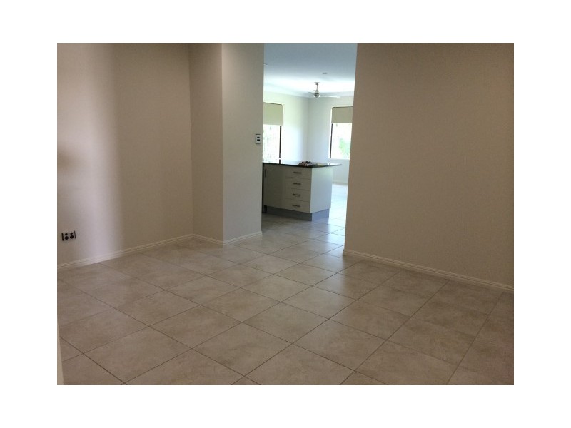 6 Hillock Crescent, Bushland Beach QLD 4818