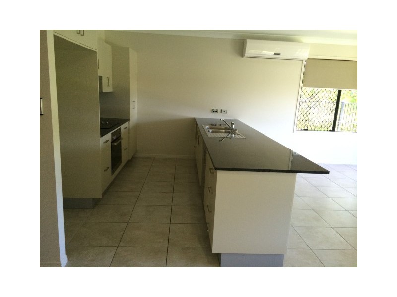 6 Hillock Crescent, Bushland Beach QLD 4818