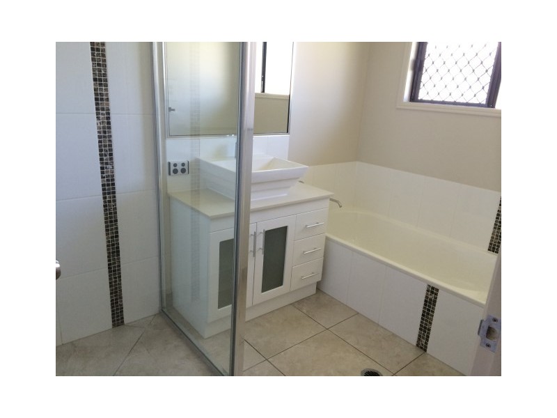 6 Hillock Crescent, Bushland Beach QLD 4818