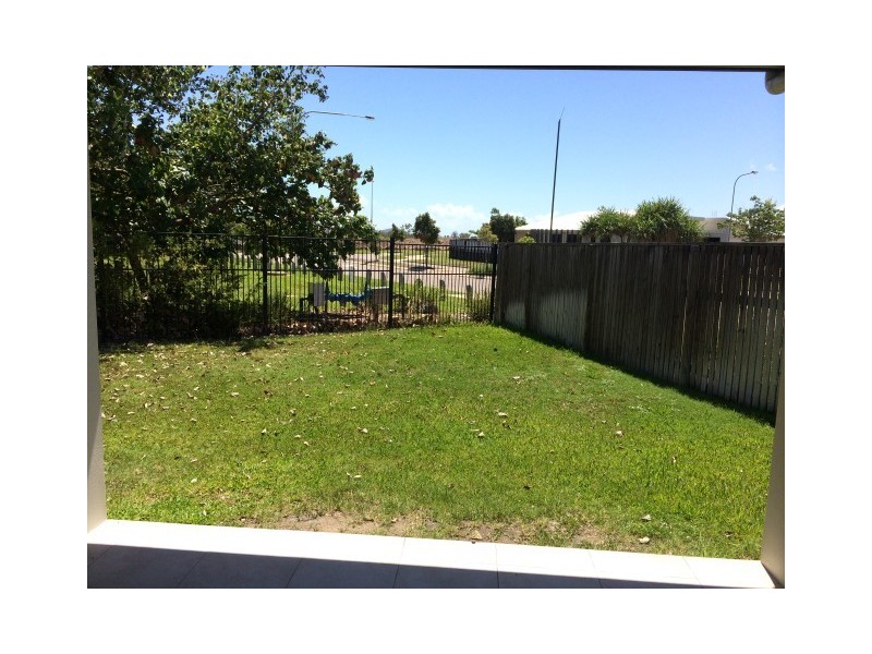 6 Hillock Crescent, Bushland Beach QLD 4818