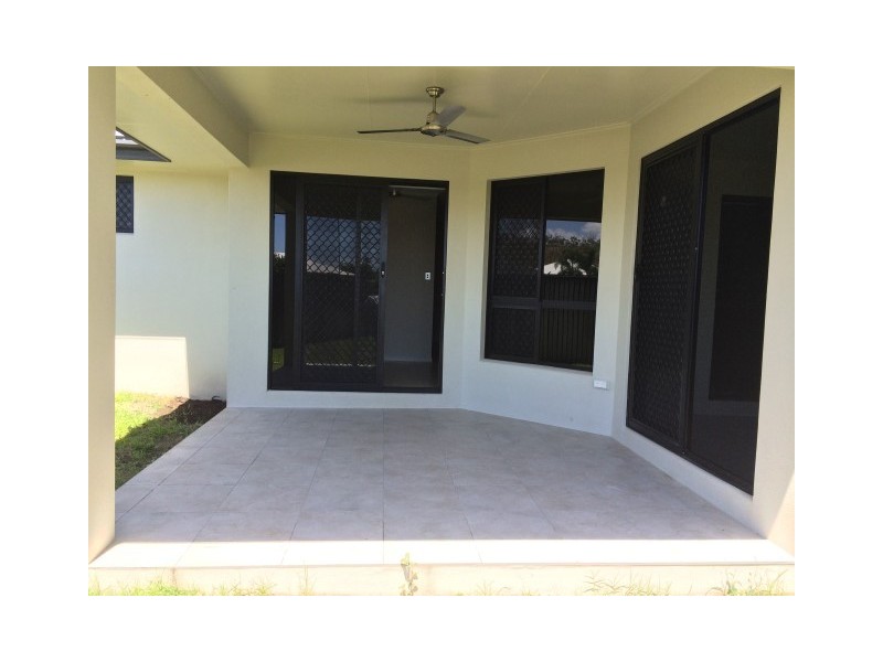 6 Hillock Crescent, Bushland Beach QLD 4818