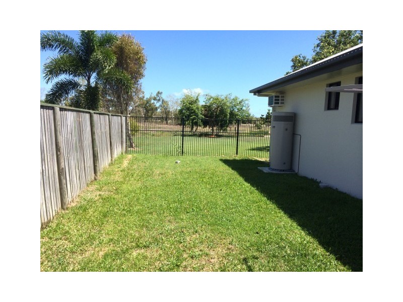 6 Hillock Crescent, Bushland Beach QLD 4818