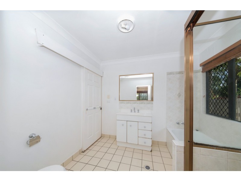 4 Lotus ct, Bushland Beach QLD 4818