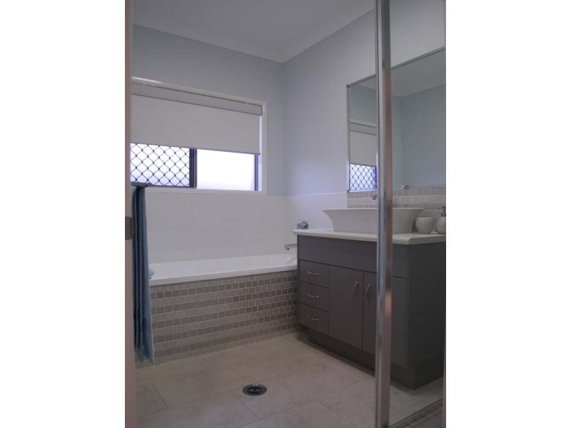 11 Hillock Crescent, Bushland Beach QLD 4818