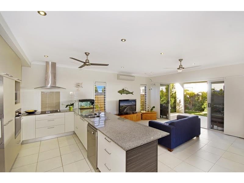 2 Dune Parade, Bushland Beach QLD 4818