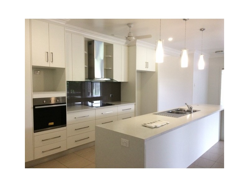 33 Hillock Street, Bushland Beach QLD 4818