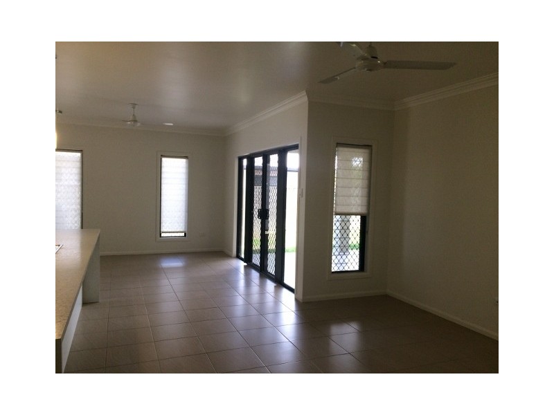 33 Hillock Street, Bushland Beach QLD 4818