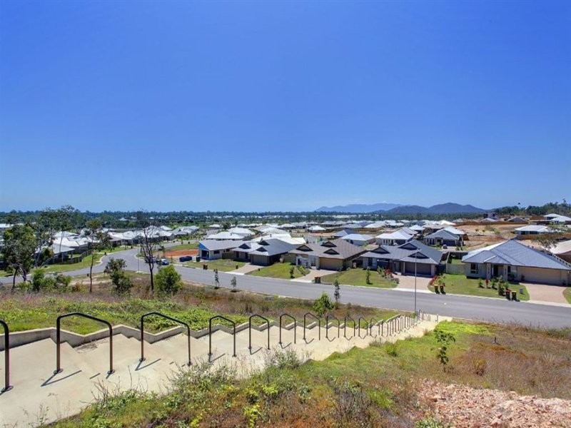 76 Hillock Crescent, Bushland Beach QLD 4818