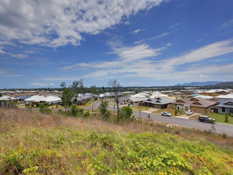 76 Hillock Crescent, Bushland Beach QLD 4818