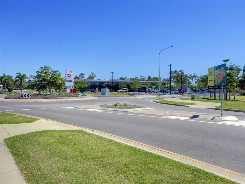 76 Hillock Crescent, Bushland Beach QLD 4818