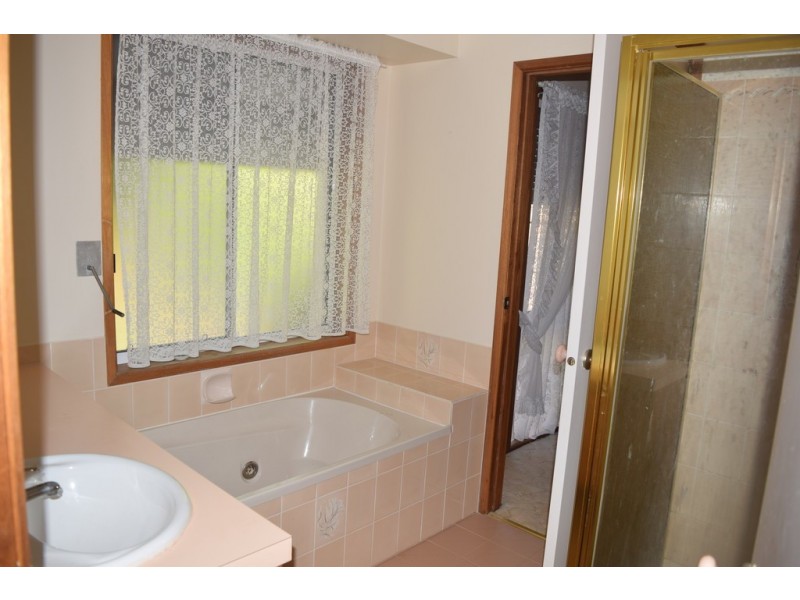 2/4 Centenary Drive, Trafalgar VIC 3824