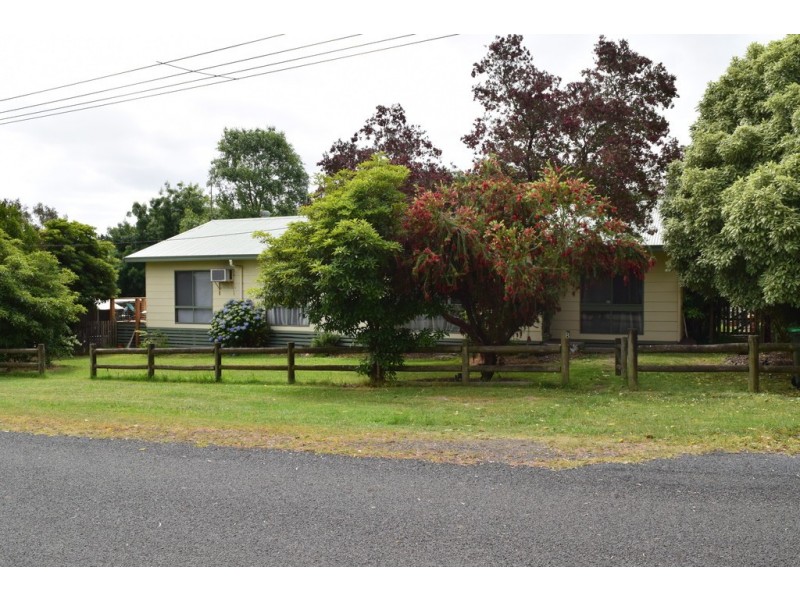 8 School Road, Willow Grove VIC 3825