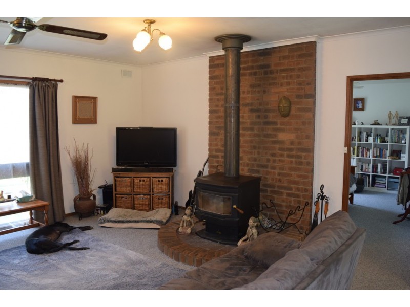 8 School Road, Willow Grove VIC 3825