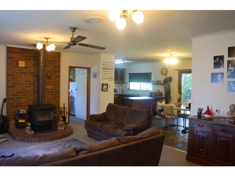 8 School Road, Willow Grove VIC 3825