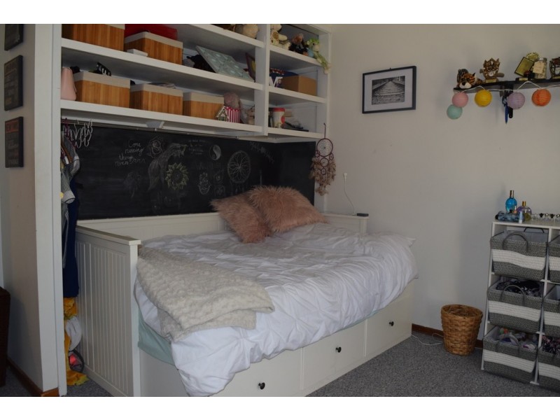 8 School Road, Willow Grove VIC 3825