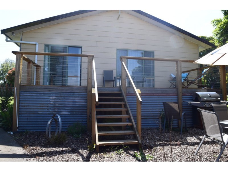 8 School Road, Willow Grove VIC 3825