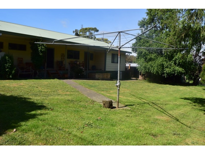 8 School Road, Willow Grove VIC 3825