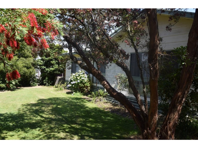 8 School Road, Willow Grove VIC 3825