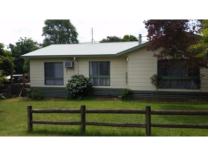 8 School Road, Willow Grove VIC 3825