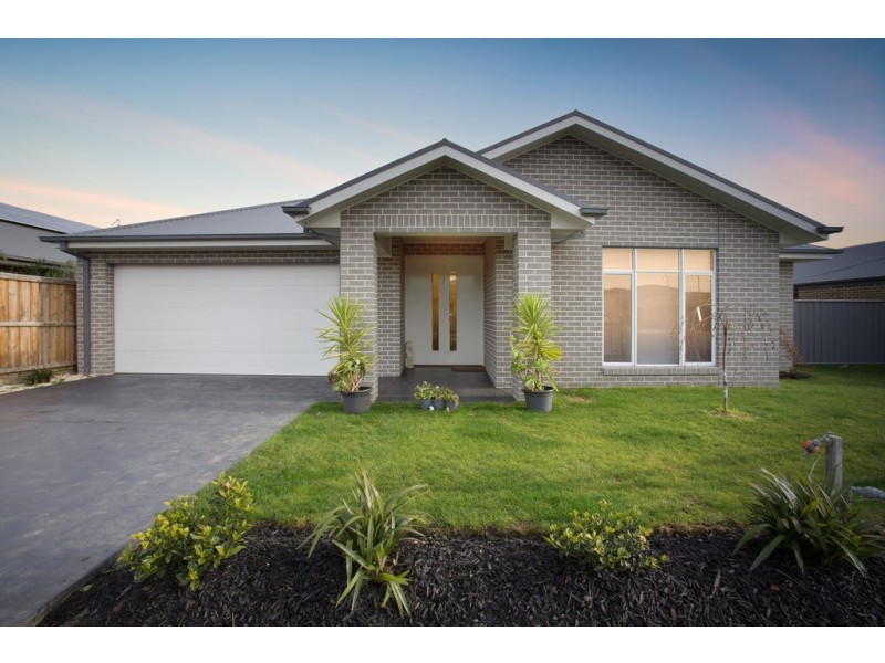 17 Collingwood Dr, Trafalgar VIC 3824