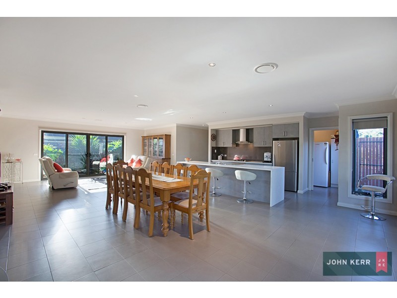 11 Villeneuve Dr, Trafalgar VIC 3824