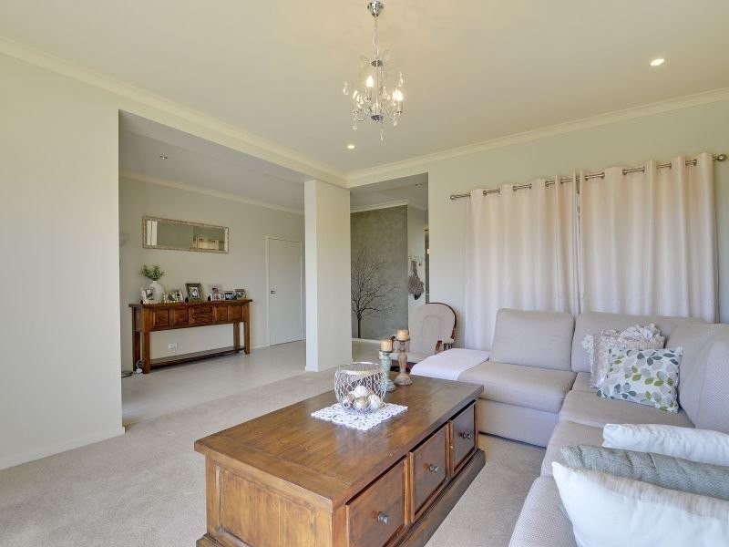 33 Villeneuve Drive, Trafalgar VIC 3824