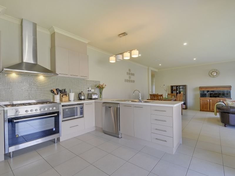 33 Villeneuve Drive, Trafalgar VIC 3824