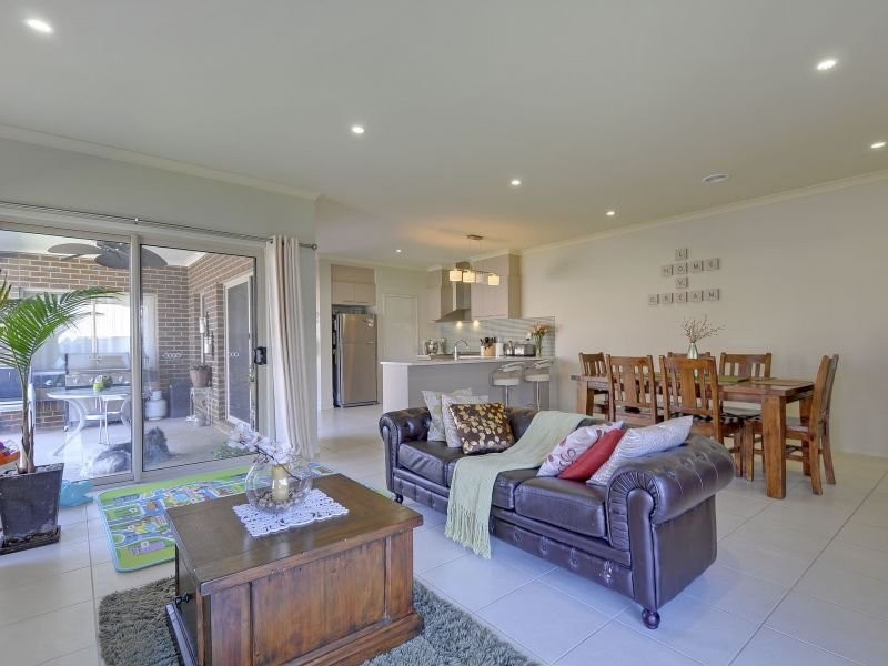 33 Villeneuve Drive, Trafalgar VIC 3824