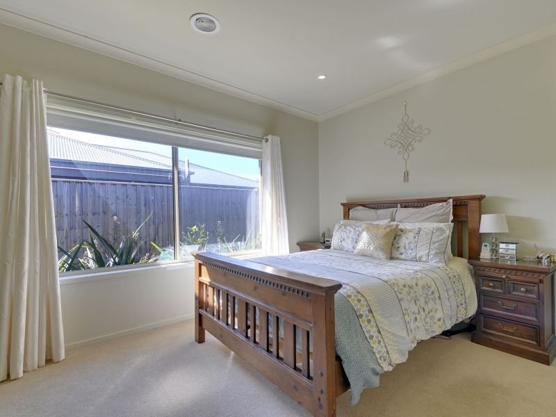 33 Villeneuve Drive, Trafalgar VIC 3824